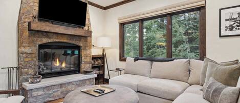 Een televisie en een open haard