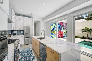 Fridge, microwave, oven, stovetop - Luxury Home, Pool, Mins to Top Beaches and Downtown Sarasota (Sarasota)