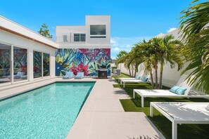A heated pool - Luxury Home, Pool, Mins to Top Beaches and Downtown Sarasota (Sarasota)