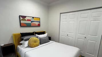 1 dormitorio, tabla de planchar con plancha, wifi y ropa de cama