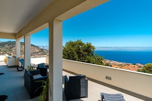 Terrace/patio - GuestReady - Spacious stay with sea views (Caniço)