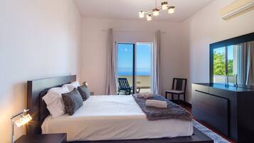 4 bedrooms, iron/ironing board, internet, bed sheets