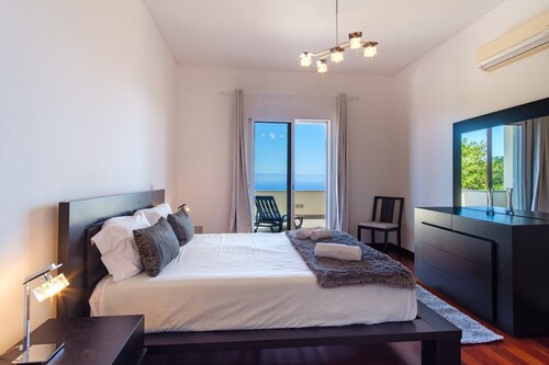 GuestReady - Spacious stay with sea views