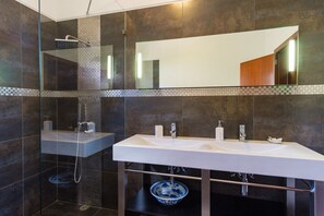Een douche, een haardroger, handdoeken