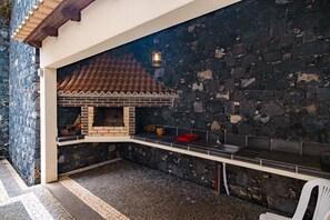 Terrace/patio - GuestReady - Spacious stay with sea views (Caniço)