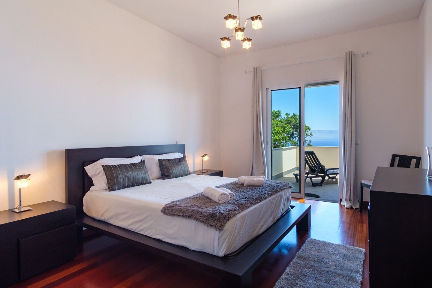 4 bedrooms, iron/ironing board, Internet, bed sheets