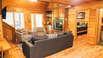 Smart-tv, een open haard, videospelletjes en boeken