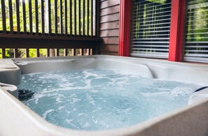 Outdoor spa tub - Ole Red Cabin -10min to Downtown (Gatlinburg)