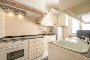 Een koelkast, een magnetron, een oven, een koffiezetapparaat/waterkoker