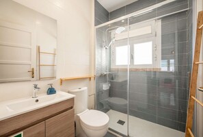 Shower, hair dryer, towels