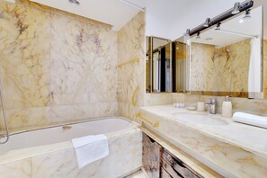 Hårtørrer, håndklæder