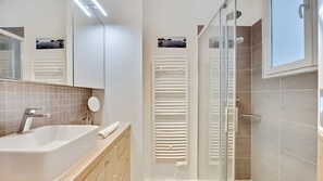 Dusche, Haartrockner, Handtücher