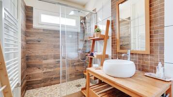 Regadera, secadora de cabello, toallas