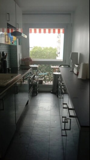Fridge, microwave, oven, dishwasher - 3-bedroom family apartment Eiffel Tower balcony 15min (Paris)