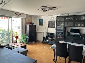 TV - 3-bedroom family apartment Eiffel Tower balcony 15min (Paris)