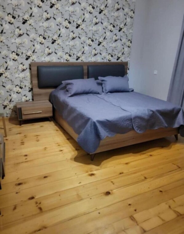 Desk, laptop workspace, free WiFi - guest house TSVARA (Vani)