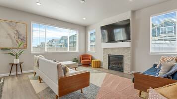 TV connectée, cheminée, livres