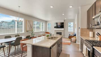 Réfrigérateur, micro-ondes, four, plaque de cuisson