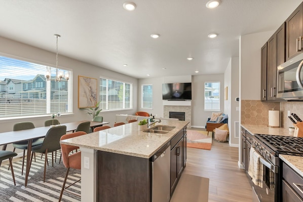 Réfrigérateur, micro-ondes, four, plaque de cuisson