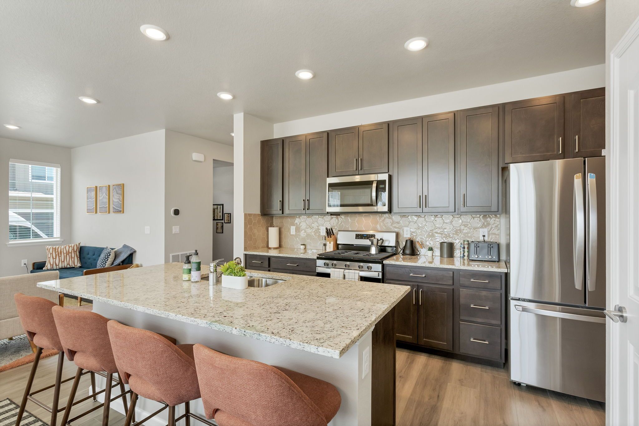 Réfrigérateur, micro-ondes, four, plaque de cuisson