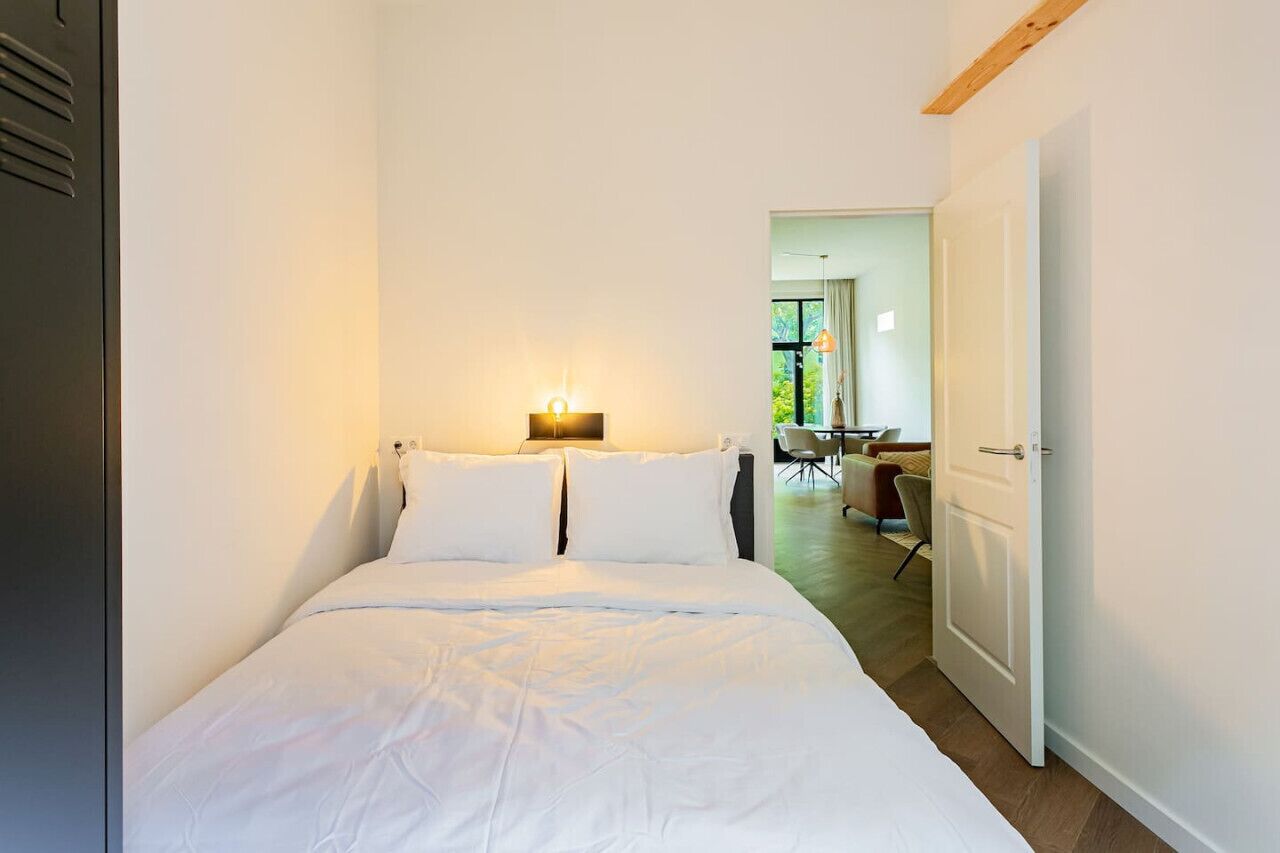 2 slaapkamers, een bureau, een strijkplank/strijkijzer, reisbedje