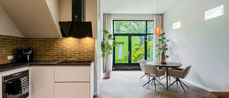 Een koelkast, een microgolfoven, een oven, een kookplaat