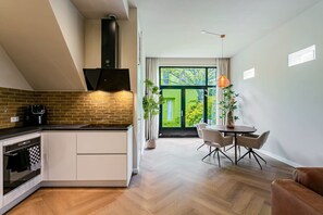 Køleskab, mikrobølgeovn, ovn, kogeplade