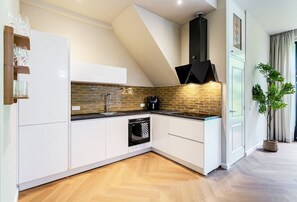 Kühlschrank, Mikrowelle, Ofen, Herdplatte