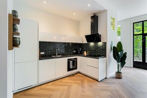 Fridge, microwave, oven, stovetop - Stylish apartment next to the Amstel river -unit C (Amsterdam)