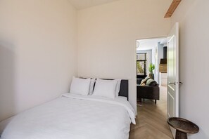 2 chambres, bureau, fer et planche à repasser, lit de bébé portatif