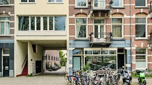 En række boliger, med en moderne lejlighed til venstre og traditionelle murstenshuse til højre.
