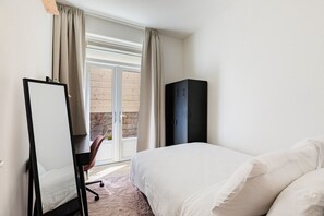 2 bedrooms, desk, iron/ironing board, travel cot - Stylish apartment next to the Amstel river- Unit F (Amsterdam)