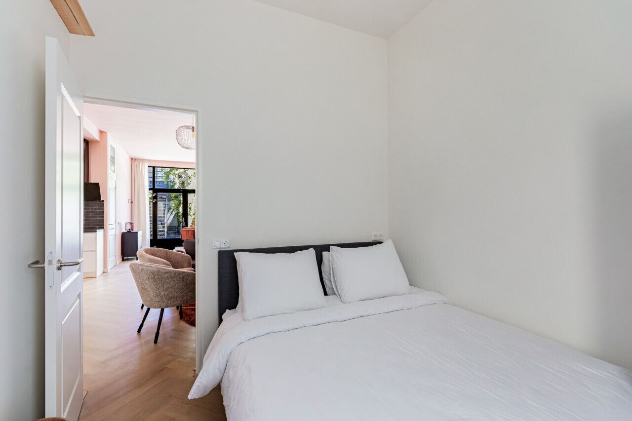 2 slaapkamers, een bureau, een strijkplank/strijkijzer, reisbedje