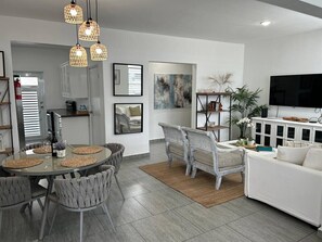 Smart TV, books - Serenity House on Isla Verde Beach (Carolina)