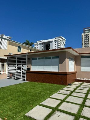 Property grounds - Serenity House on Isla Verde Beach (Carolina)