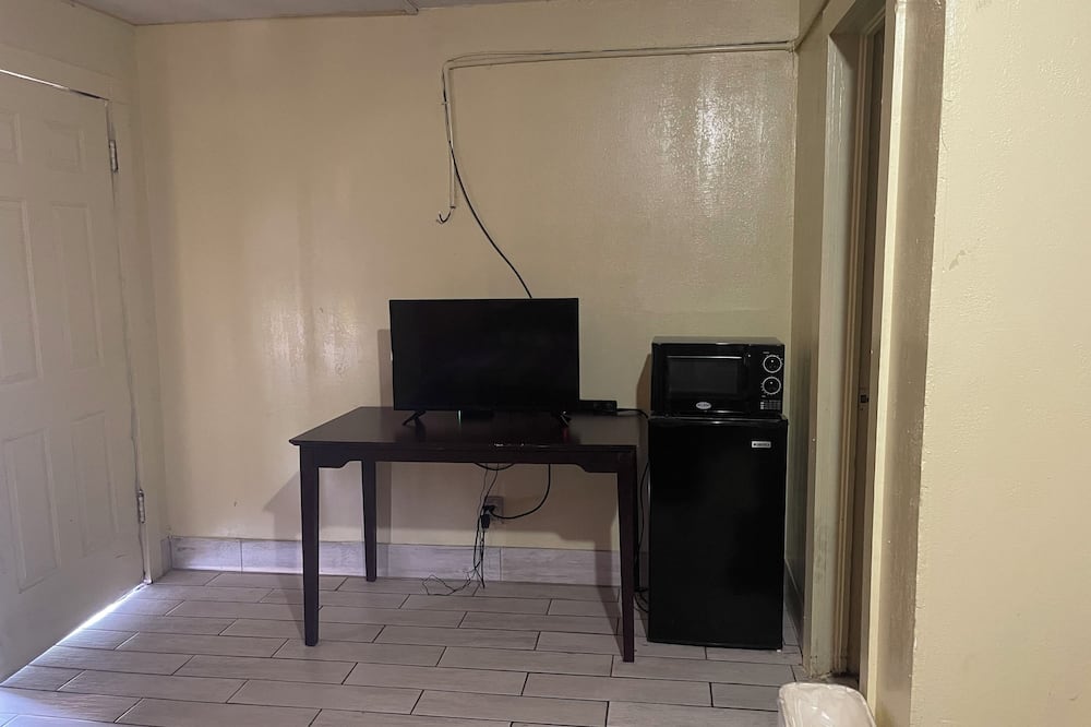 Plaza Motel