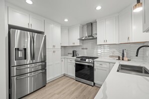 Refrigerador, microondas, horno y parrilla de estufa