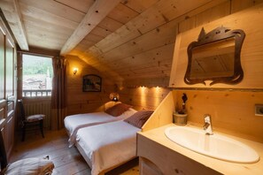 5 bedrooms, WiFi, bed sheets