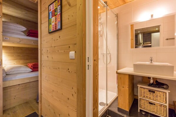 Shower - 2nd floor, balcony, tv, ski locker, 27m², La Clusaz (La Clusaz)