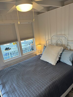 4 bedrooms, free WiFi, bed sheets - 4-BdRm Home at Black Point Beach, E. Lyme - WiFi + AC! JUN-AUG 2026 WKLY RENTAL (East Lyme)