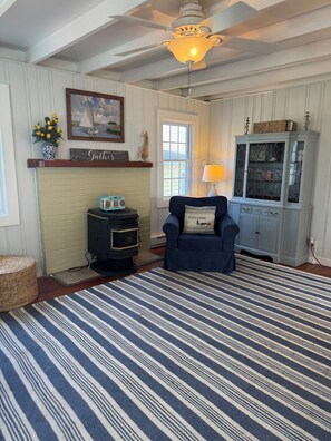 Interior - 4-BdRm Home at Black Point Beach, E. Lyme - WiFi + AC! JUN-AUG 2026 WKLY RENTAL (East Lyme)