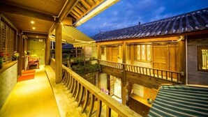 Un edificio de madera tradicional con un balcón y vistas a otro edificio.