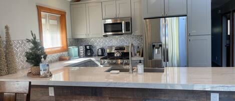 ثلاجة، ميكروويف، فرن، موقد طهي مسطح