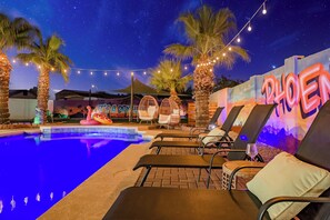 Una piscina al aire libre, una piscina climatizada