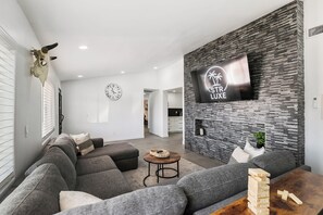 スマートテレビ、暖炉、テーブルサッカー台