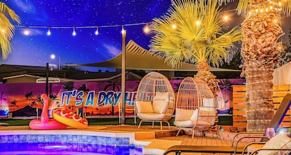 Phoenix Villa - Private Resort Style backyard, Pool, Volleyball, Putting Green