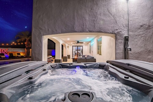 Phoenix Villa - Private Resort Style backyard, Pool, Volleyball, Putting Green 