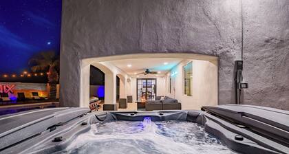 Phoenix Villa - Private Resort Style backyard, Pool, Volleyball, Putting Green