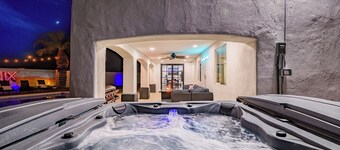 Phoenix Villa - Private Resort Style backyard, Pool, Volleyball, Putting Green