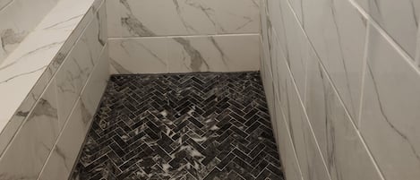 シャワー、タオル、石鹸、トイレットペーパー